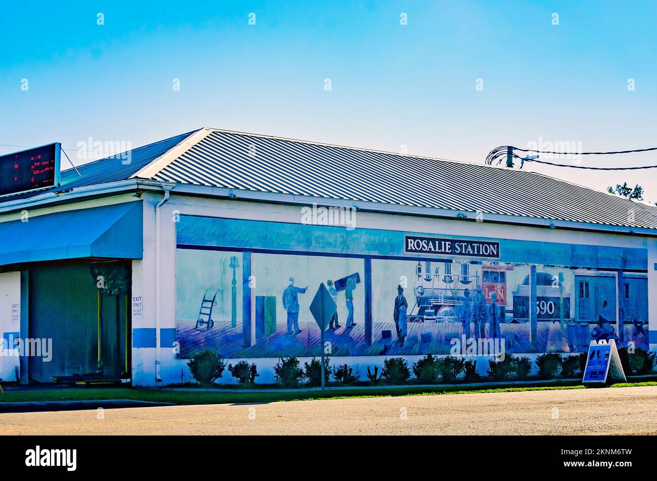 Une murale peinte sur le côté de Rosalie Station car Wash rend hommage à l’histoire du chemin de fer de la région, le 13 novembre 2022, à long Beach, Mississippi. Banque D'Images