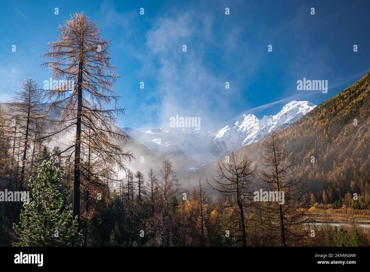 Montagne enneigée et vallée du Morteratsch en Suisse, le matin de l'automne. Le glacier est partiellement obscurci en raison de nuages dissolus. Banque D'Images