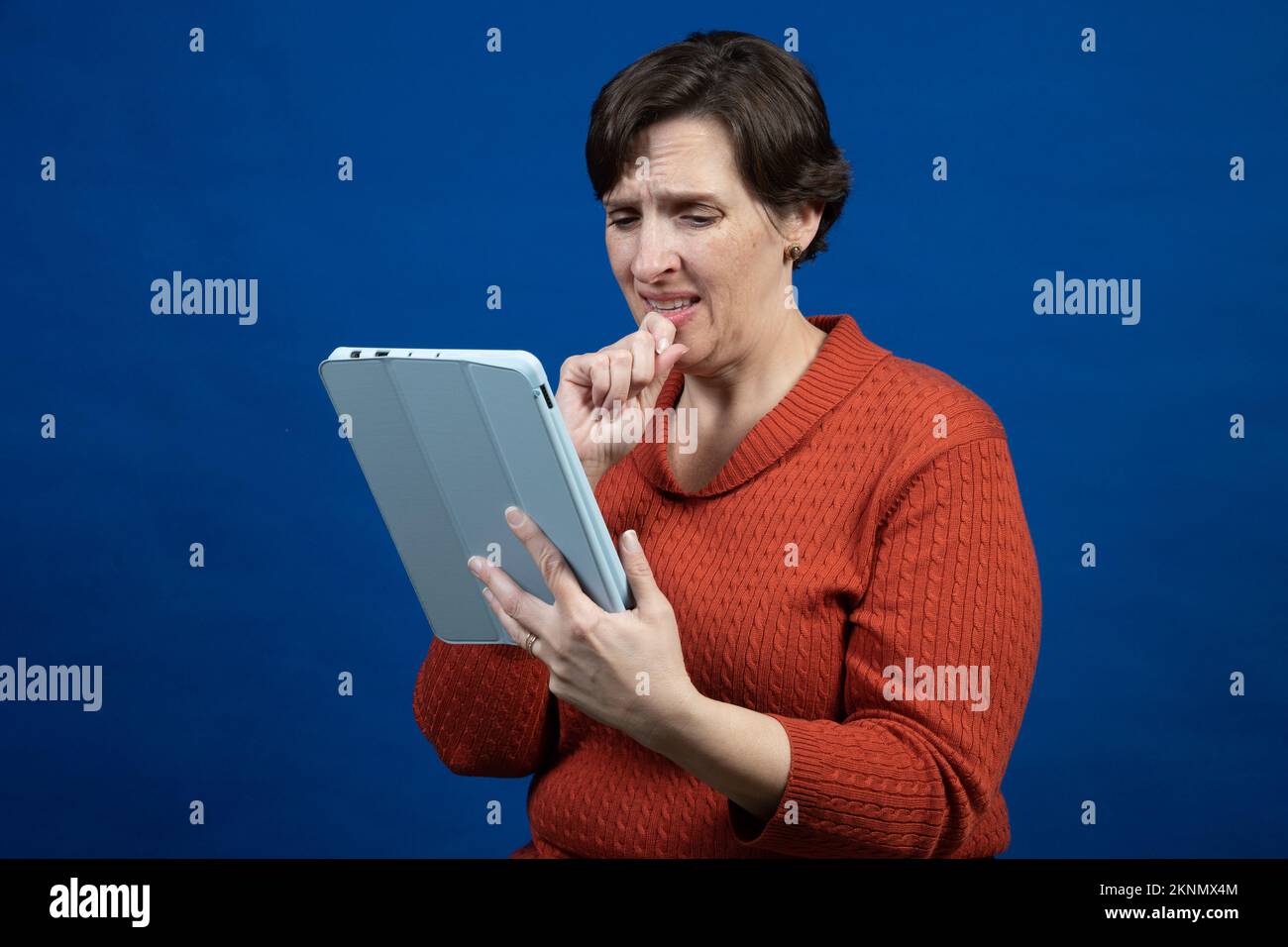 la femme réagit à son e-lecteur Banque D'Images