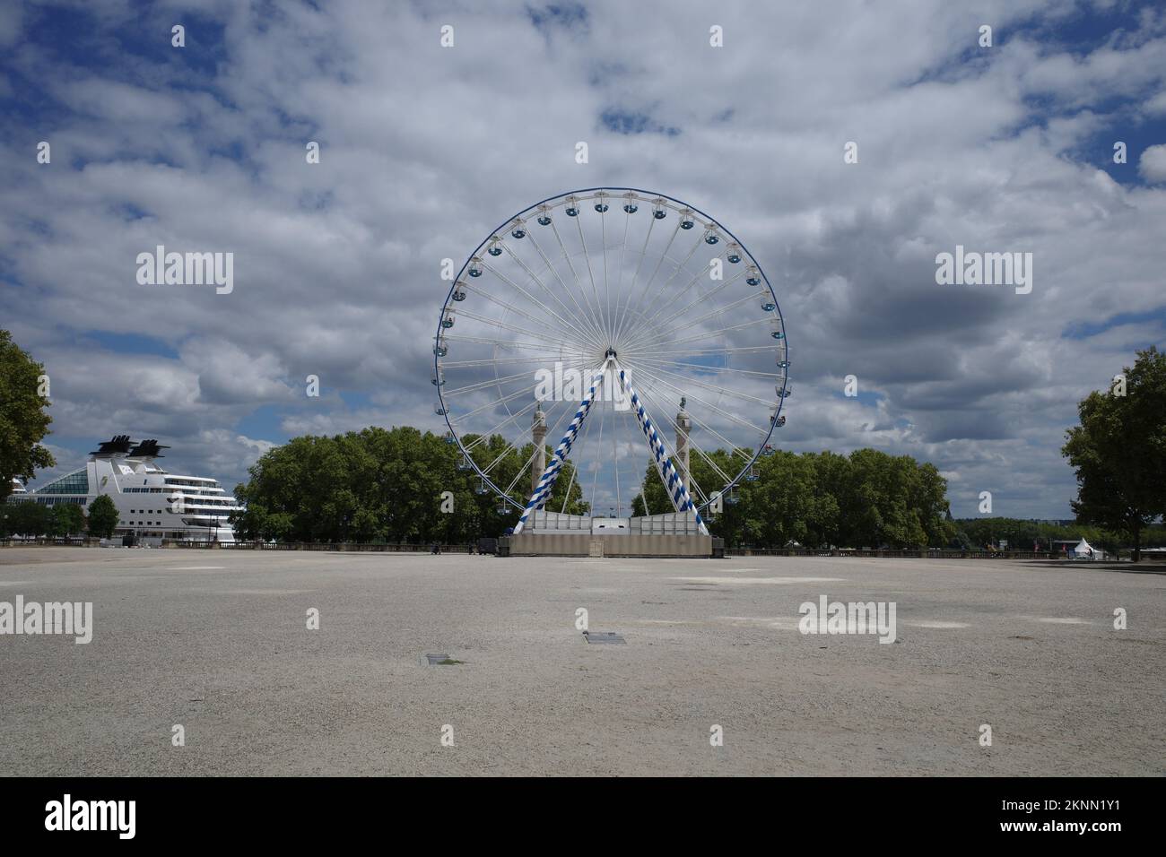 Bordeaux, France - 26 juillet 2022 : Grande roue de Ferris sur la place des Quinconces Banque D'Images