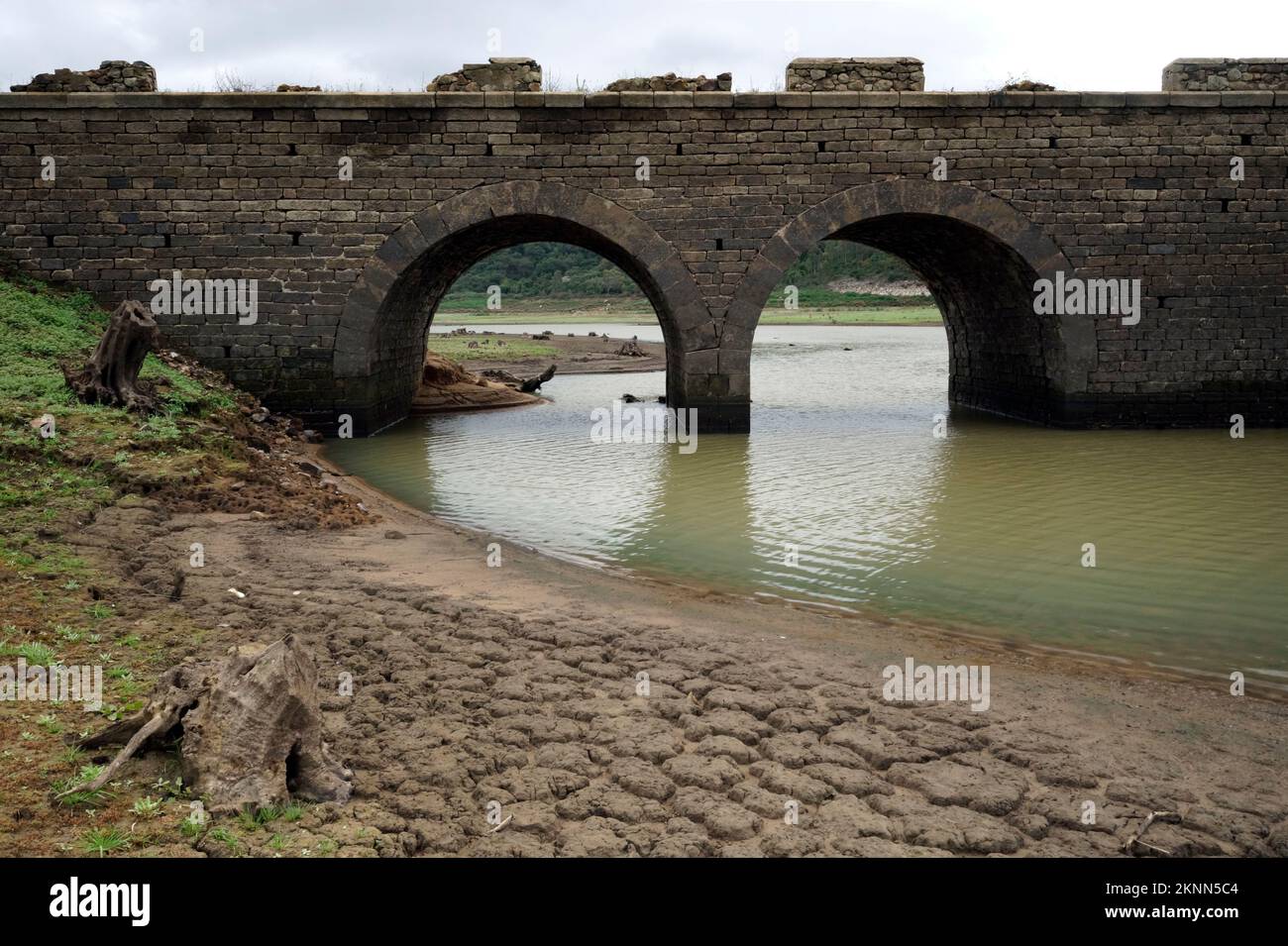 cambio climatico,sequía,calentamiento global,embalse de charco redondo,puente,falta de agua,pantano Banque D'Images