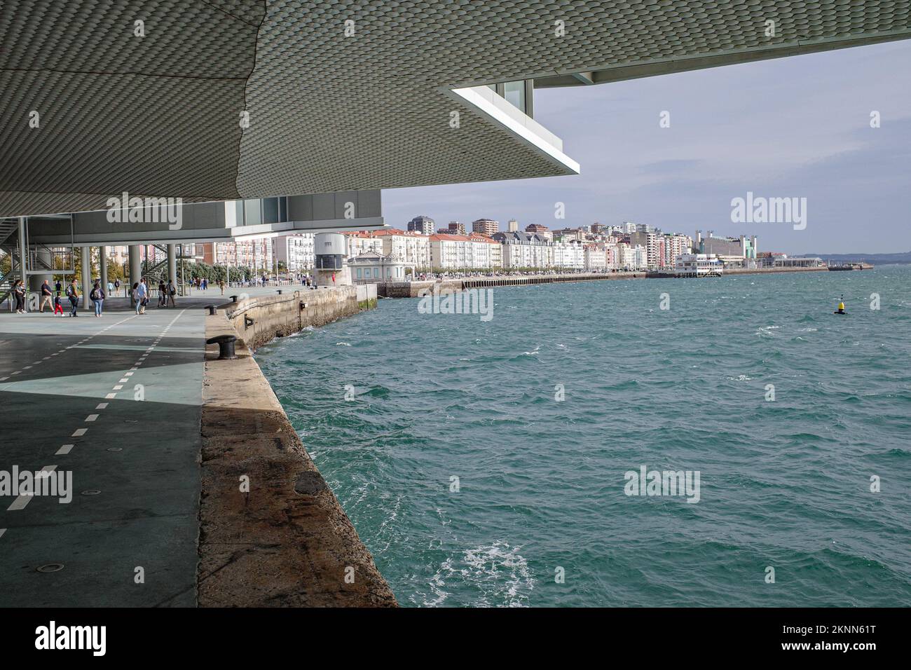 Santander, Espagne - 31 octobre 2022 : vue sur le port de Santander et les remparts de la ville depuis le centre artistique Centro Botin. Santander, Cantabrie Banque D'Images