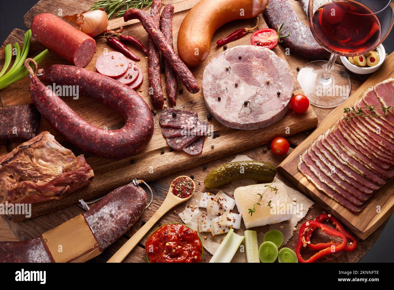 Cuisine de fond de diverses viandes fumées, saucisses salami, filets secs et chorizo, entiers et coupés en tranches plats frais et séchés avec de la viande Banque D'Images