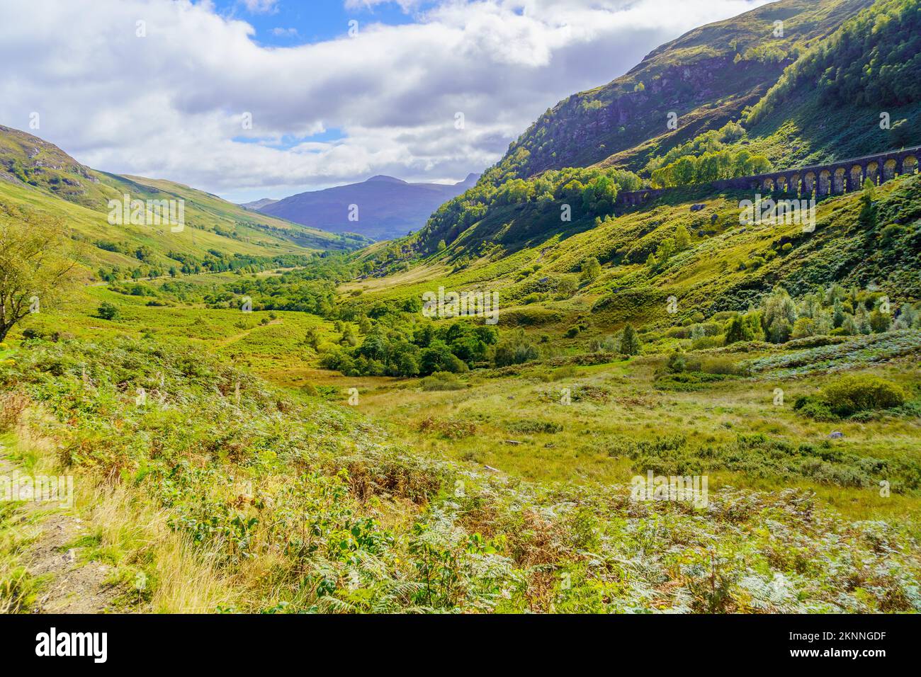 Vue sur le paysage et le viaduc de Glen Ogle (ancien pont ferroviaire), dans le Loch Lomond et le parc national des Trossachs, Écosse, Royaume-Uni Banque D'Images
