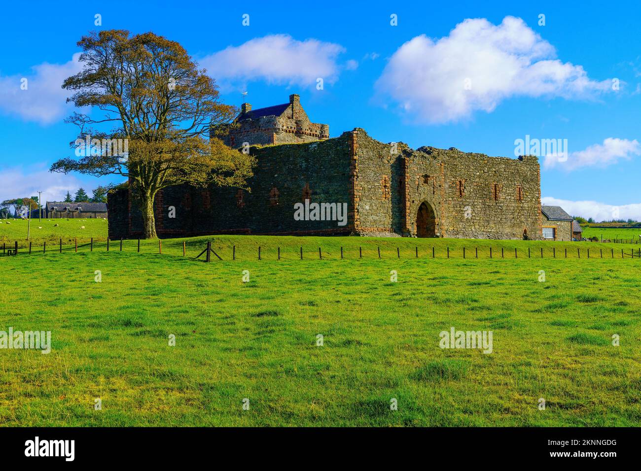 Vue sur le château de Skipness, péninsule de Kintyre, en Écosse, au Royaume-Uni Banque D'Images