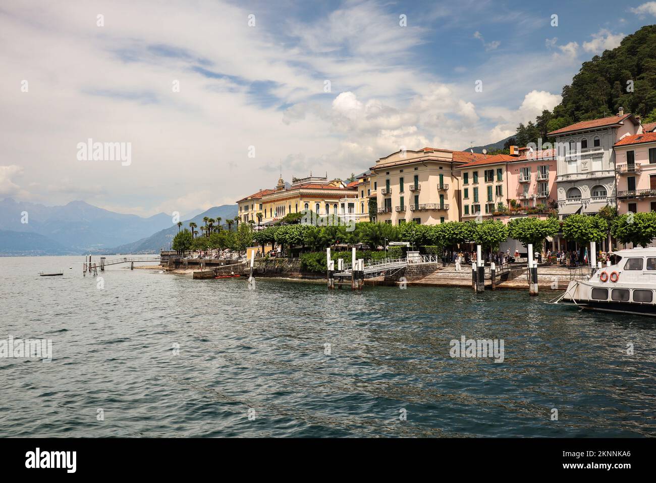 Bellagio, Italie - 26 juin 2022 : ville pittoresque au bord du lac en Lombardie. Lac de Côme avec belle architecture pendant la journée d'été. Banque D'Images