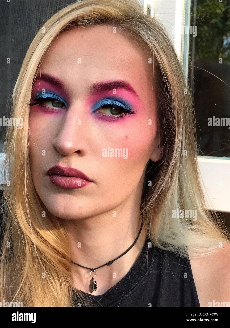 Magnifique femme portant le maquillage artistique rose et bleu de fard à paupières Banque D'Images
