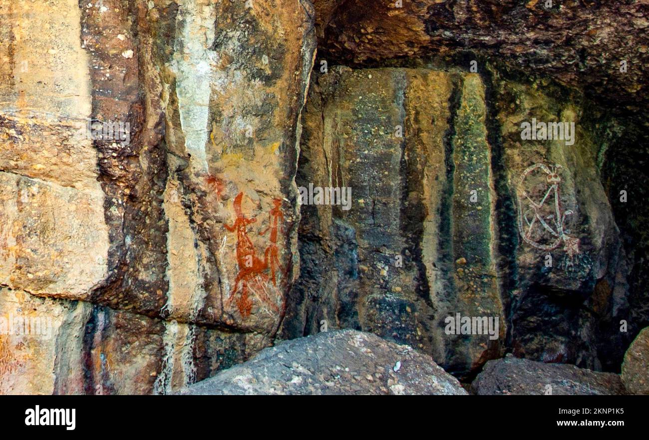 Vue d'un chasseur et d'un goana d'un côté et d'une figure d'esprit de l'autre, sur le site d'art d'Anbangbang à Nourlangie Rock site, Kakadu, Northern Territ Banque D'Images