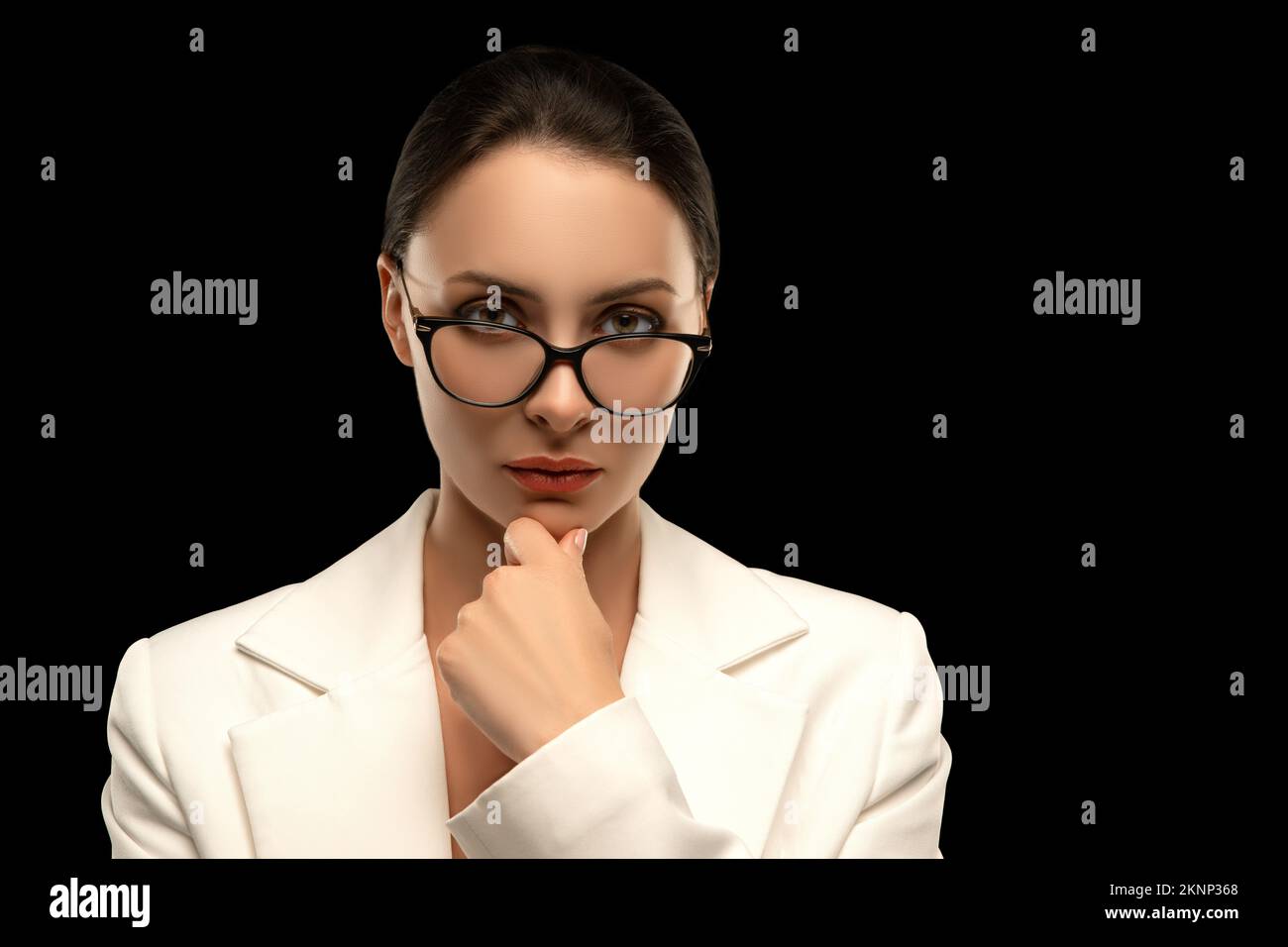 Dame patron. Femme caucasienne réussie en lunettes et costume blanc comme gestionnaire ou PDG dans la grande entreprise. Style corporatif. Concept de gestion. Un vrai wom Banque D'Images