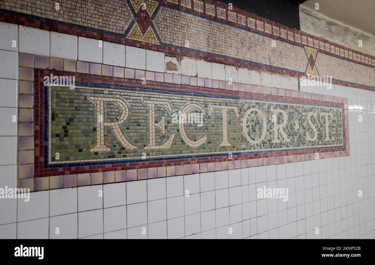 NEW YORK, NEW YORK – 12 août 2022 : une mosaïque identifie une station de la rue Rector dans le système de métro de la ville de New York. Banque D'Images