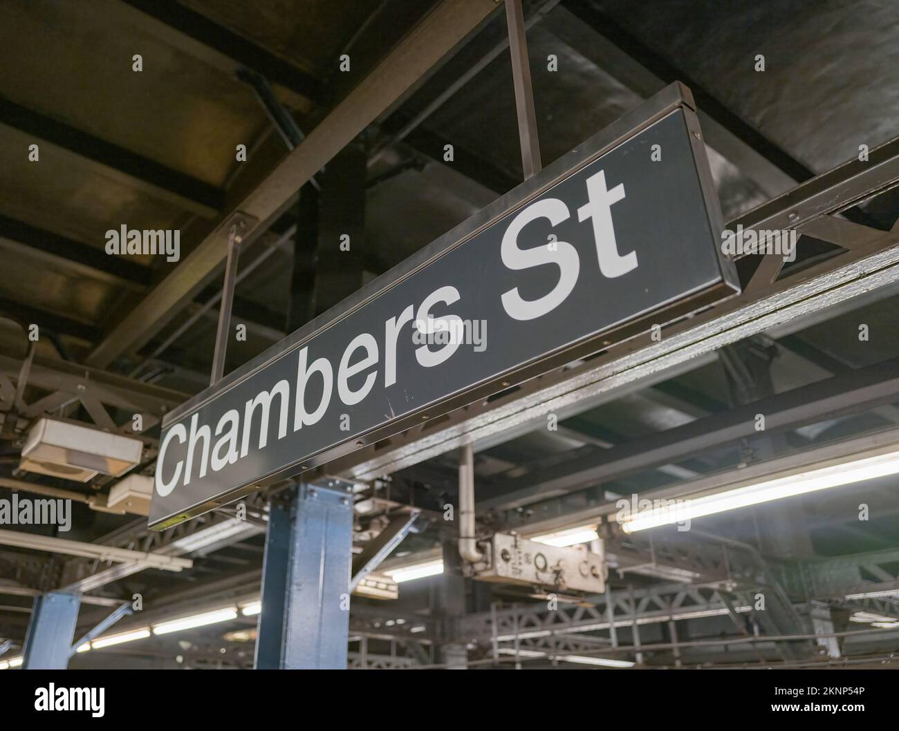 NEW YORK, NEW YORK – 12 août 2022 : un panneau identifie une station de la rue Chambers dans le système de métro de la ville de New York. Banque D'Images
