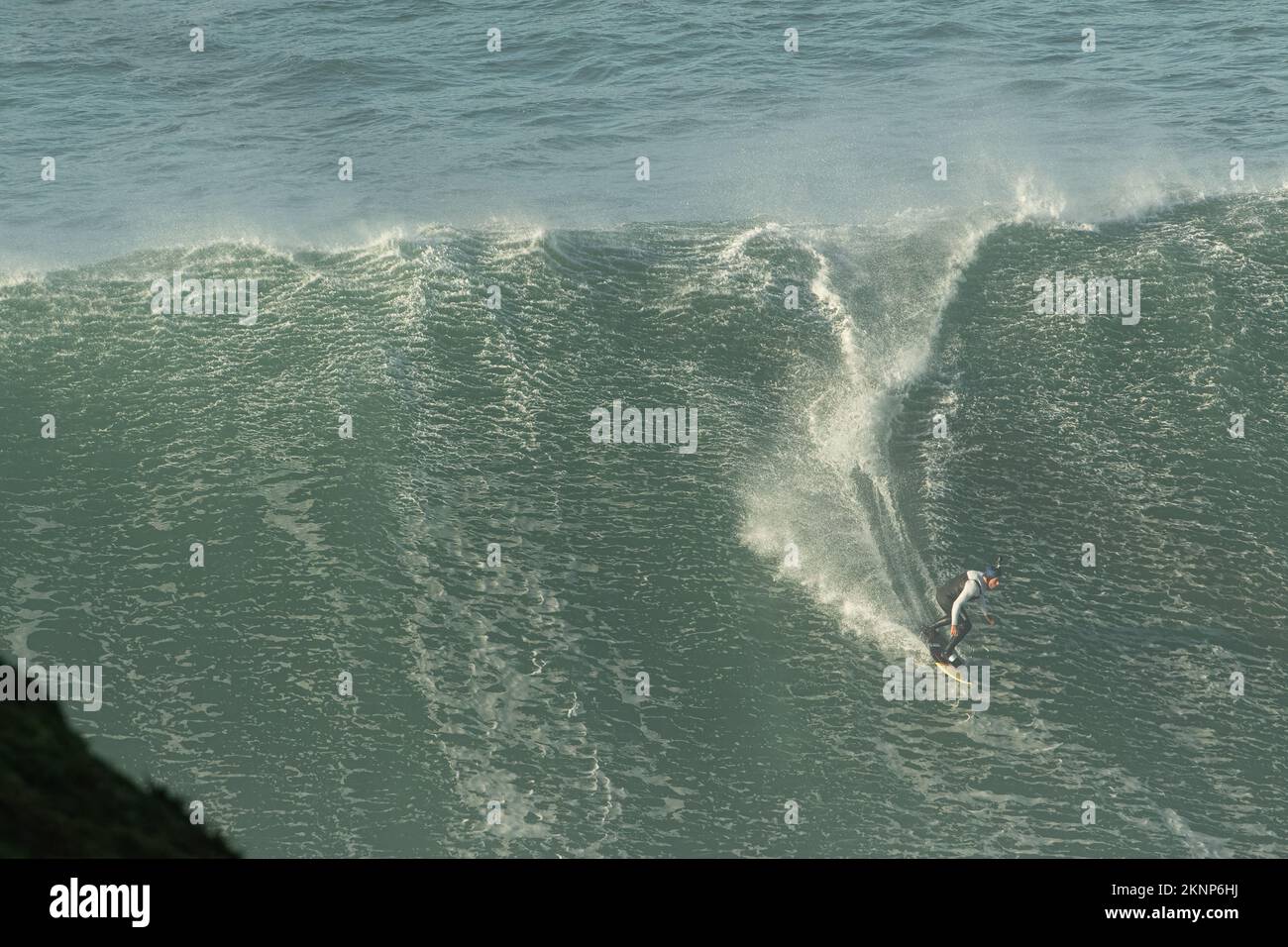 Surf Tow-in ou surf Big Wave à Praia do Norte, Nazaré, Portugal. Banque D'Images