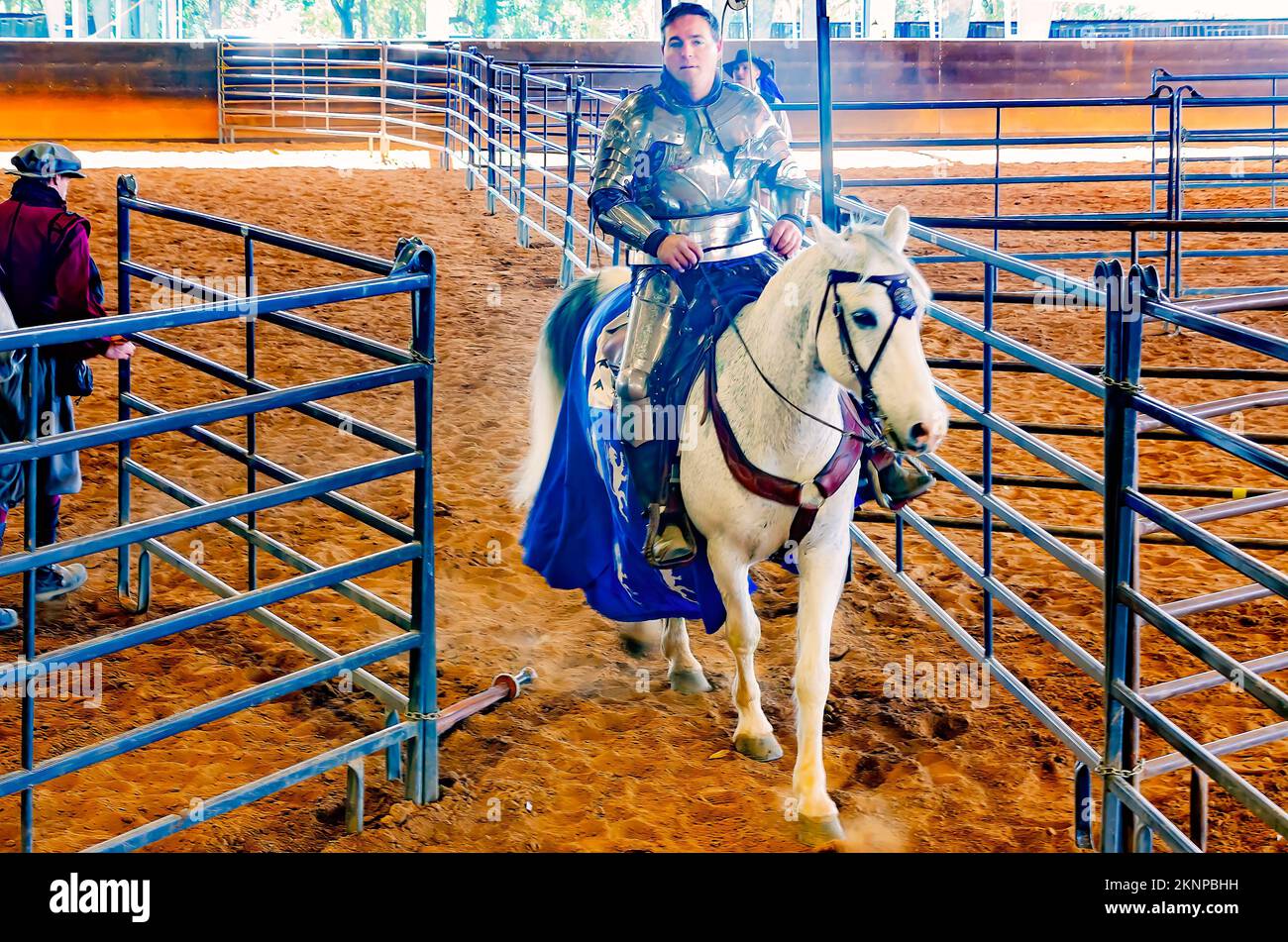 Un jouster en armure d'argent fait sortir son cheval du ring pendant le Celtic Music Festival annuel et les Scottish Highland Games à Gulfport, Mississippi. Banque D'Images