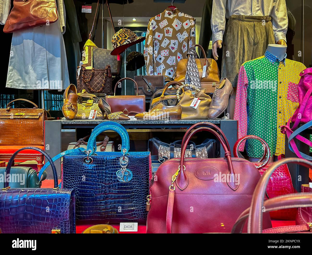 Paris, France, Detail display pour les sacs pour femmes dans la vitrine,  vintage d'occasion, magasin de vêtements de luxe, 'Dier Ludot', (jardins du  Palais Royale Photo Stock - Alamy