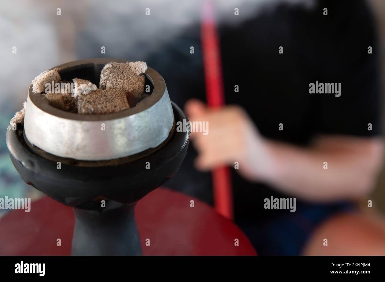 Gros plan de shisha nargua avec des charbons chauds rouges et de la fumée de respirer. Le narguilé moderne avec charbon de coco pour se détendre et la fumée de shisha Banque D'Images