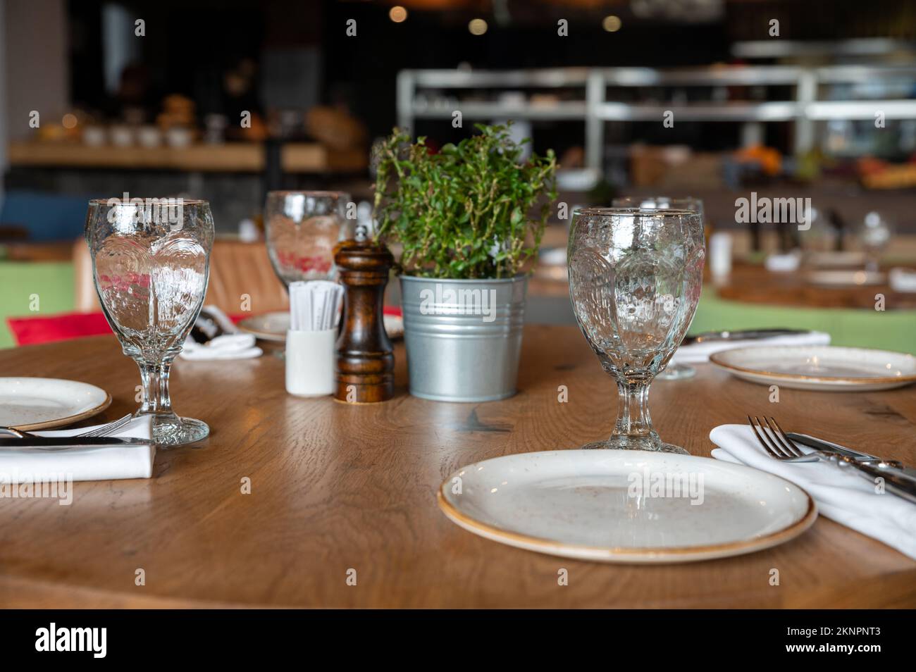 Tables servies au restaurant avec des verres, des assiettes et des serviettes dans le magnifique restaurant Banque D'Images