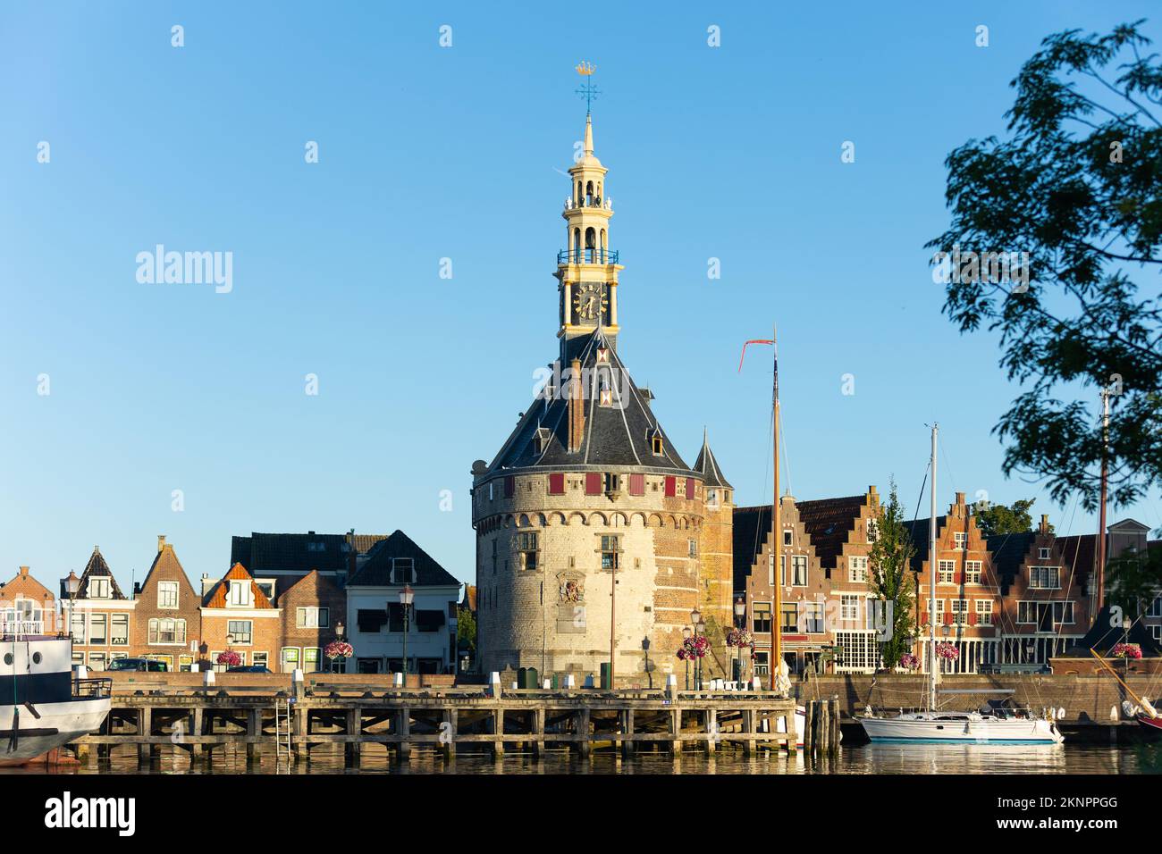 Tour d'horloge Hoofdtoren sur la rive du lac Markermeer, pays-Bas Banque D'Images