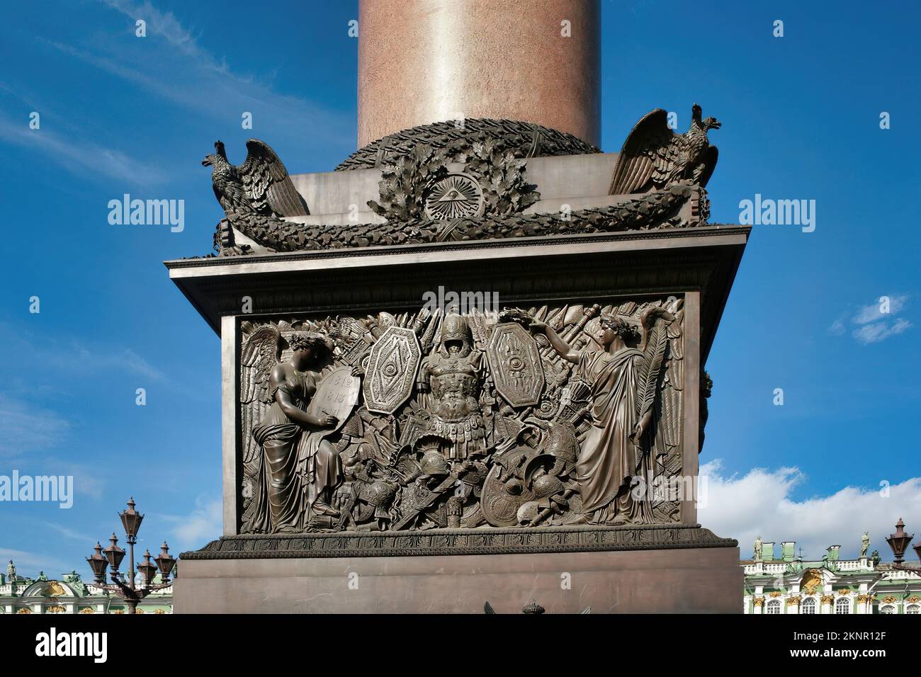 Les deux colonnes Rostrate de St. Pétersbourg (ou les colonnes Rostral) sont des œuvres monumentales gigantesques érigées à la pointe de l'île de Basil. Banque D'Images