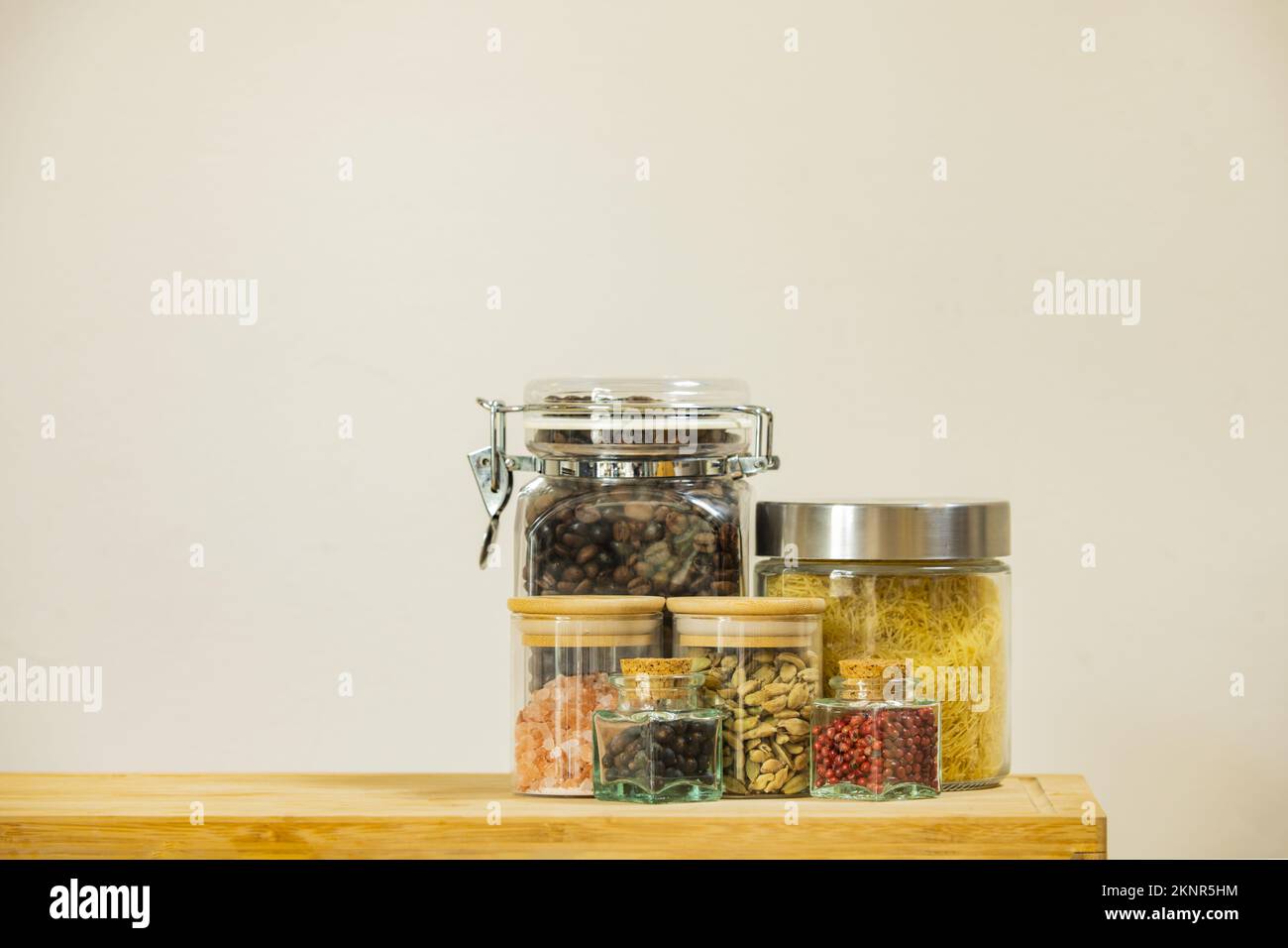 une ensemble de verre pots avec différent épices dans une en bois boîte  dans le cuisine. Kazan, 17 Mars 2023 21583677 Photo de stock chez Vecteezy