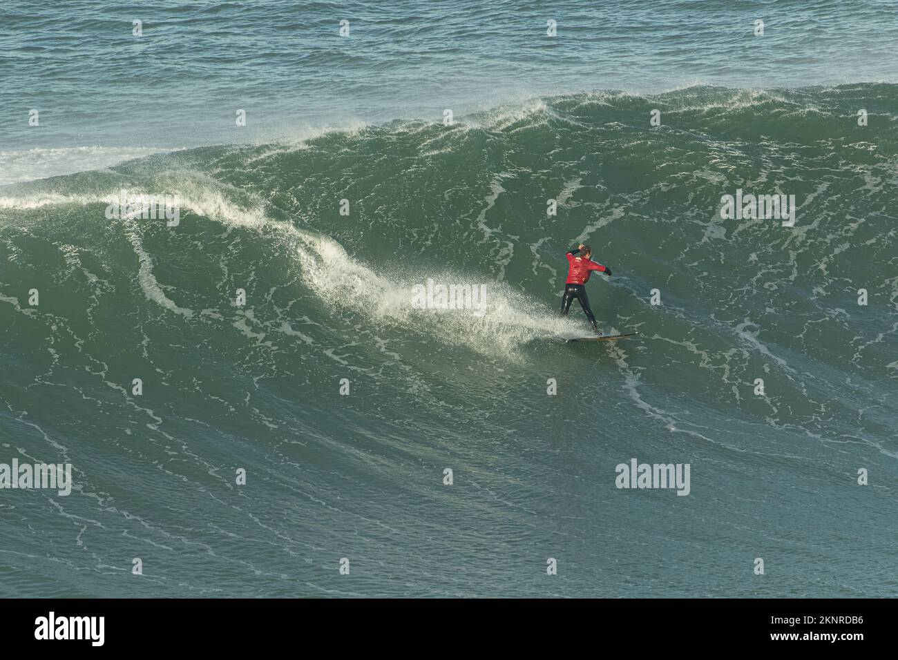 Surf Tow-in ou surf Big Wave à Praia do Norte, Nazaré, Portugal. Banque D'Images