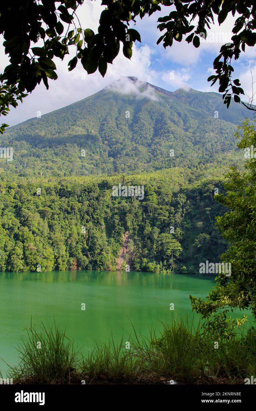 Lac Tomire dans la ville de Ternate avec le mont Gamalama en arrière-plan. Banque D'Images
