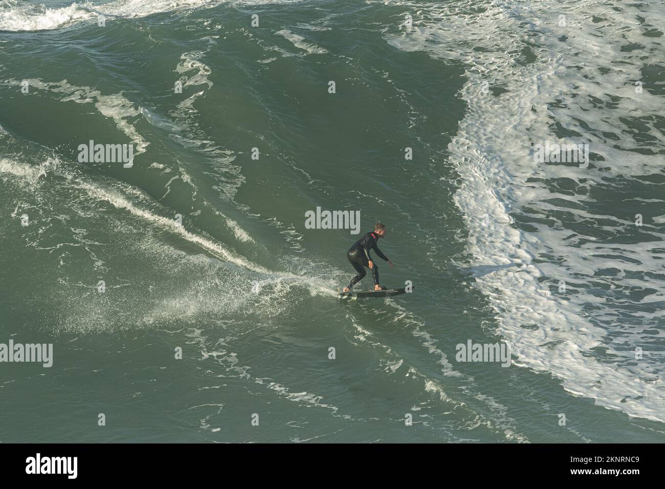 Surf Tow-in ou surf Big Wave à Praia do Norte, Nazaré, Portugal. Banque D'Images