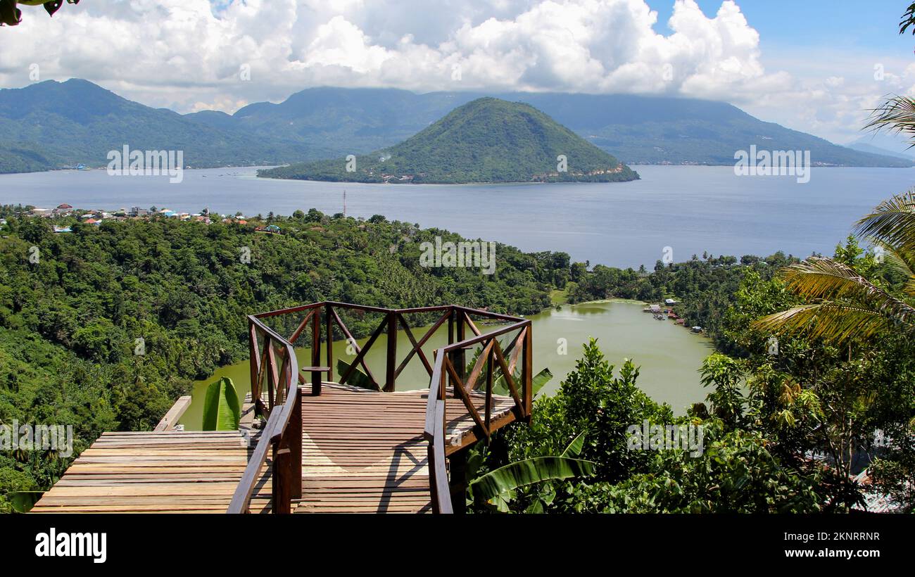 Lac Laguna dans la ville de Ternate avec la toile de fond de l'île Maitara et de l'île Tidore dans le nord de Maluku, Indonésie Banque D'Images