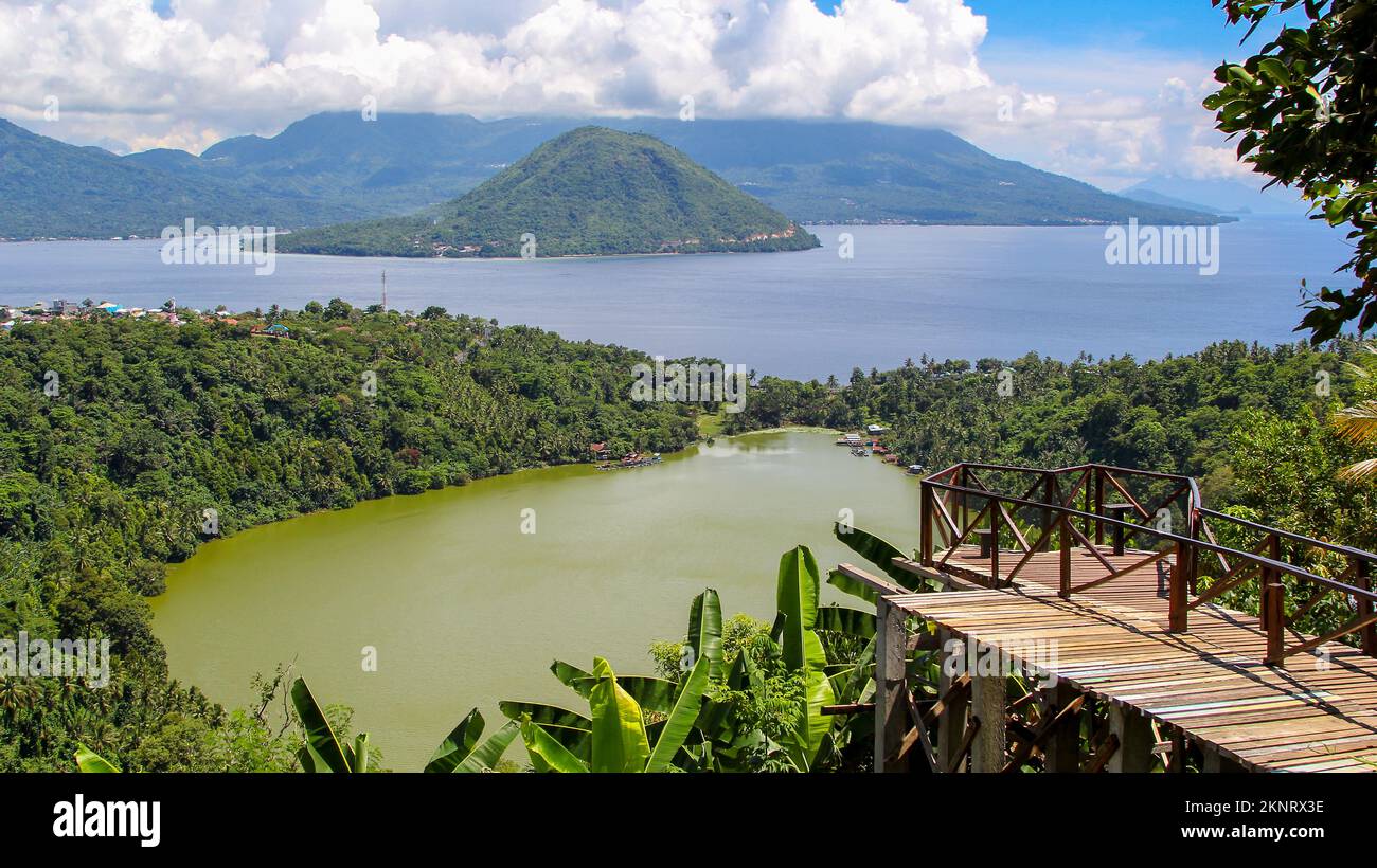 Lac Laguna dans la ville de Ternate avec la toile de fond de l'île Maitara et de l'île Tidore dans le nord de Maluku, Indonésie Banque D'Images