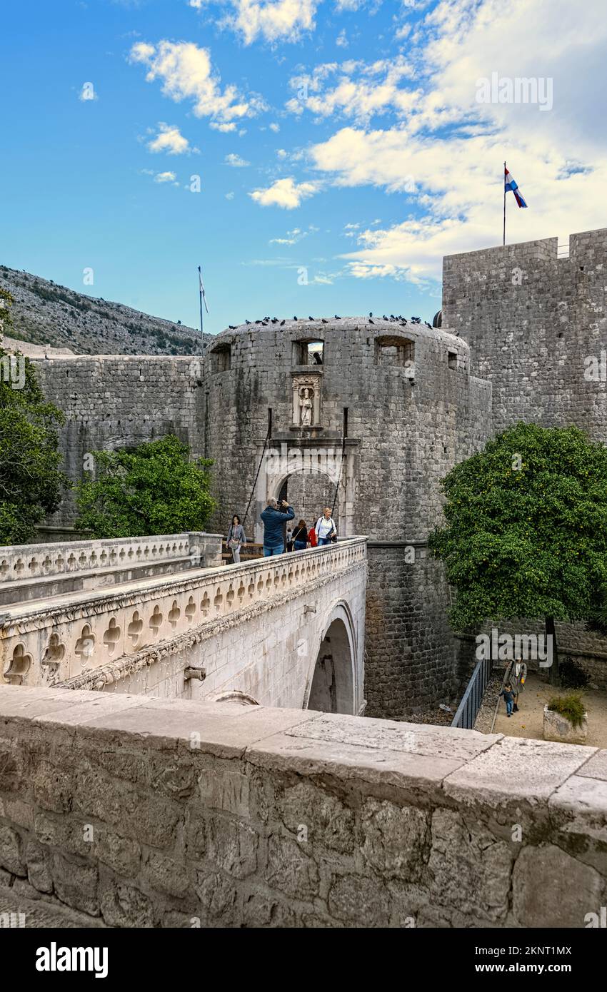 Vieille ville de Dubrovnik, Croatie la porte pile avec les touristes novembre 2022 Banque D'Images