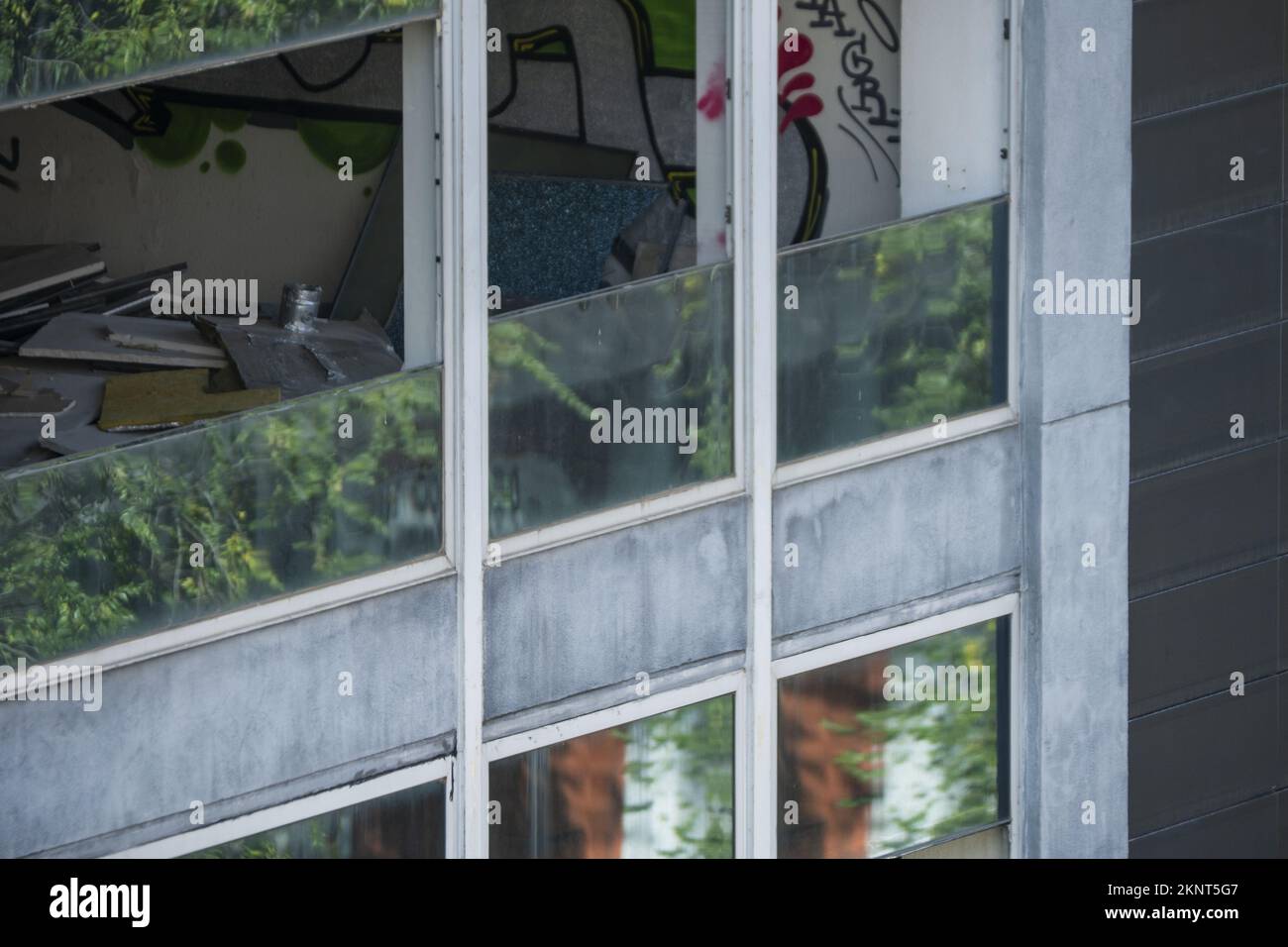 façade en verre d'un immeuble de bureaux abandonné Banque D'Images