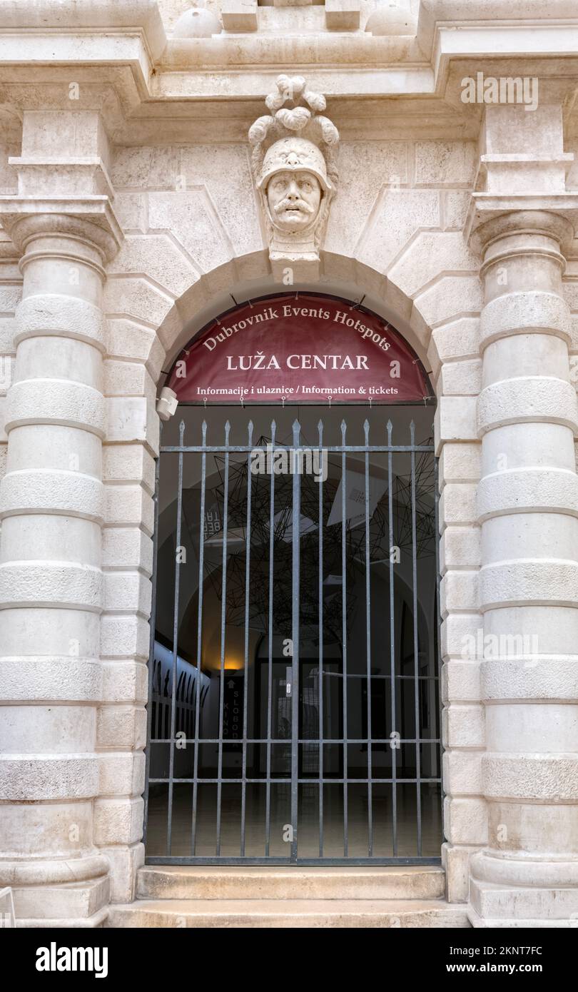 Dubrovnik, Croatie porte voûtée avec porte en fer forgé avec panneau pour les lieux d'intérêt de Dubrovnik Events, Luza Centre Banque D'Images