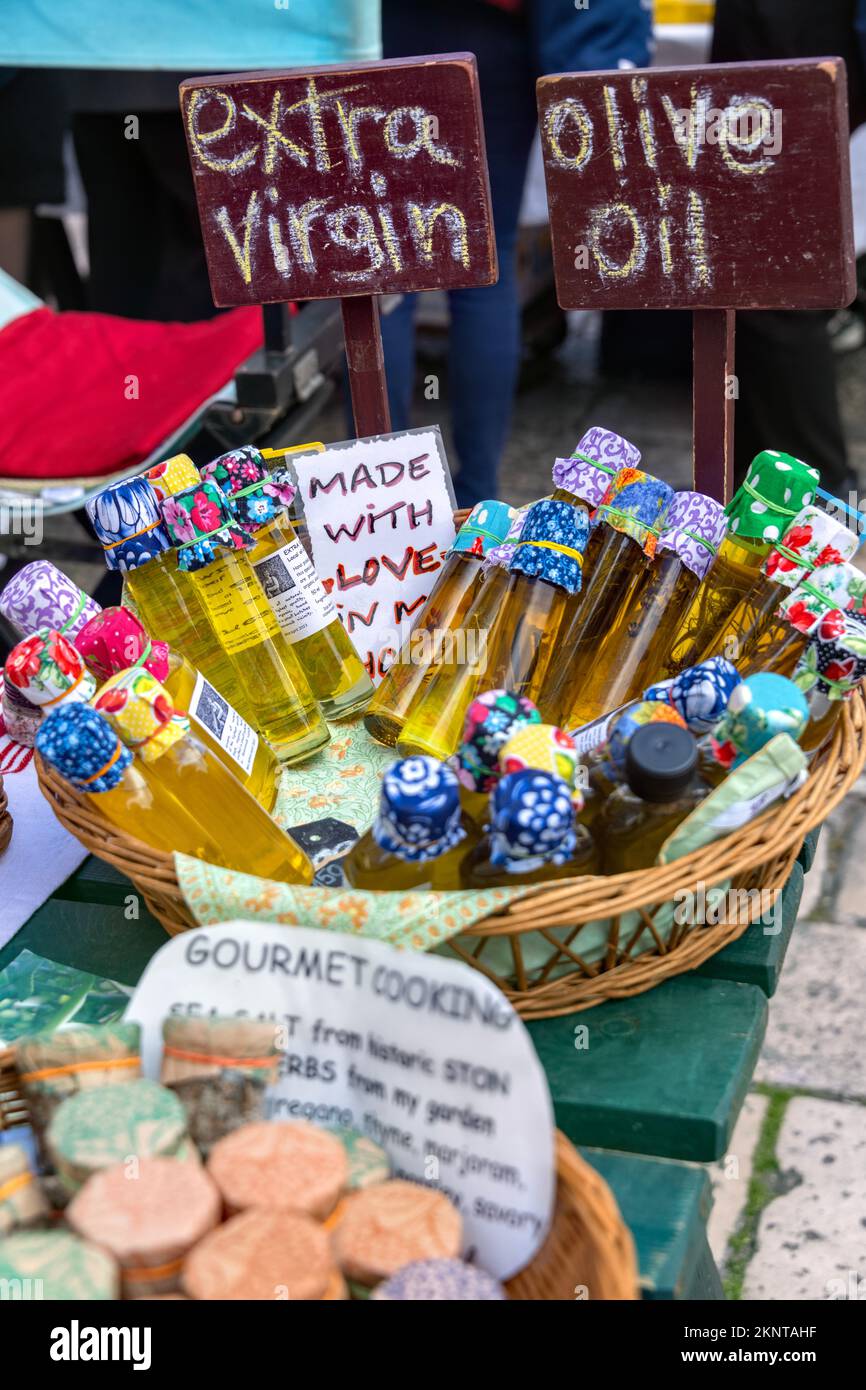 Dubrovnik, Croatie, marché local de vente de petites bouteilles d'huile d'olive extra vierge et d'huile d'olive comme souvenirs pour les touristes Banque D'Images