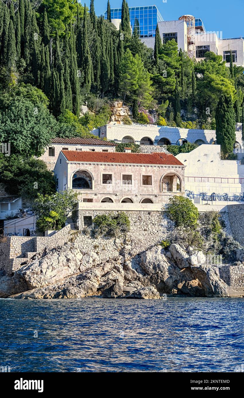 Lokrum, Dubrovnik, Croatie vue sur la côte avec maisons et maisons privées Banque D'Images