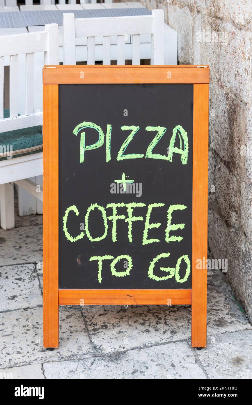 Affiche pizza et café à emporter sur tableau noir Banque D'Images