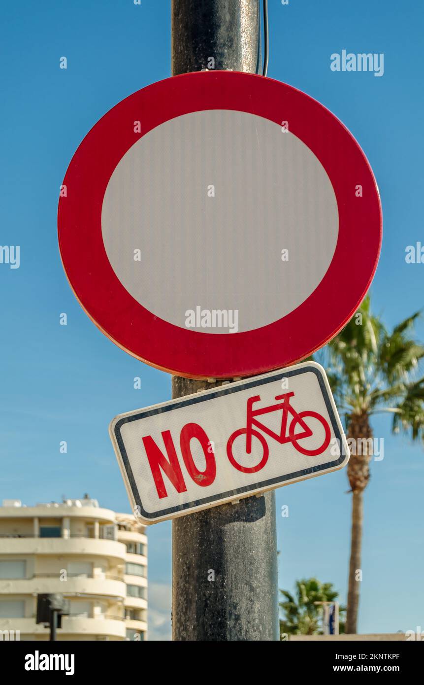 Panneau indiquant l'interdiction des bicyclettes dans une section piétonne Banque D'Images
