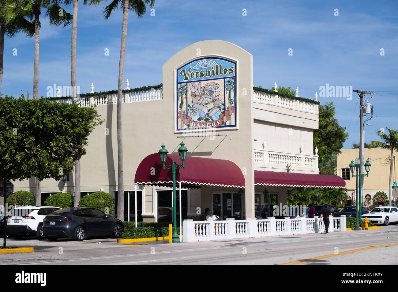 L'extérieur du restaurant Versailles. Felipe Valls Sr., fondateur du légendaire Versailles Cuban Restaurant de Miami, Dies, à 89 le 27 novembre 2022 à Miami, Floride, États-Unis. Banque D'Images