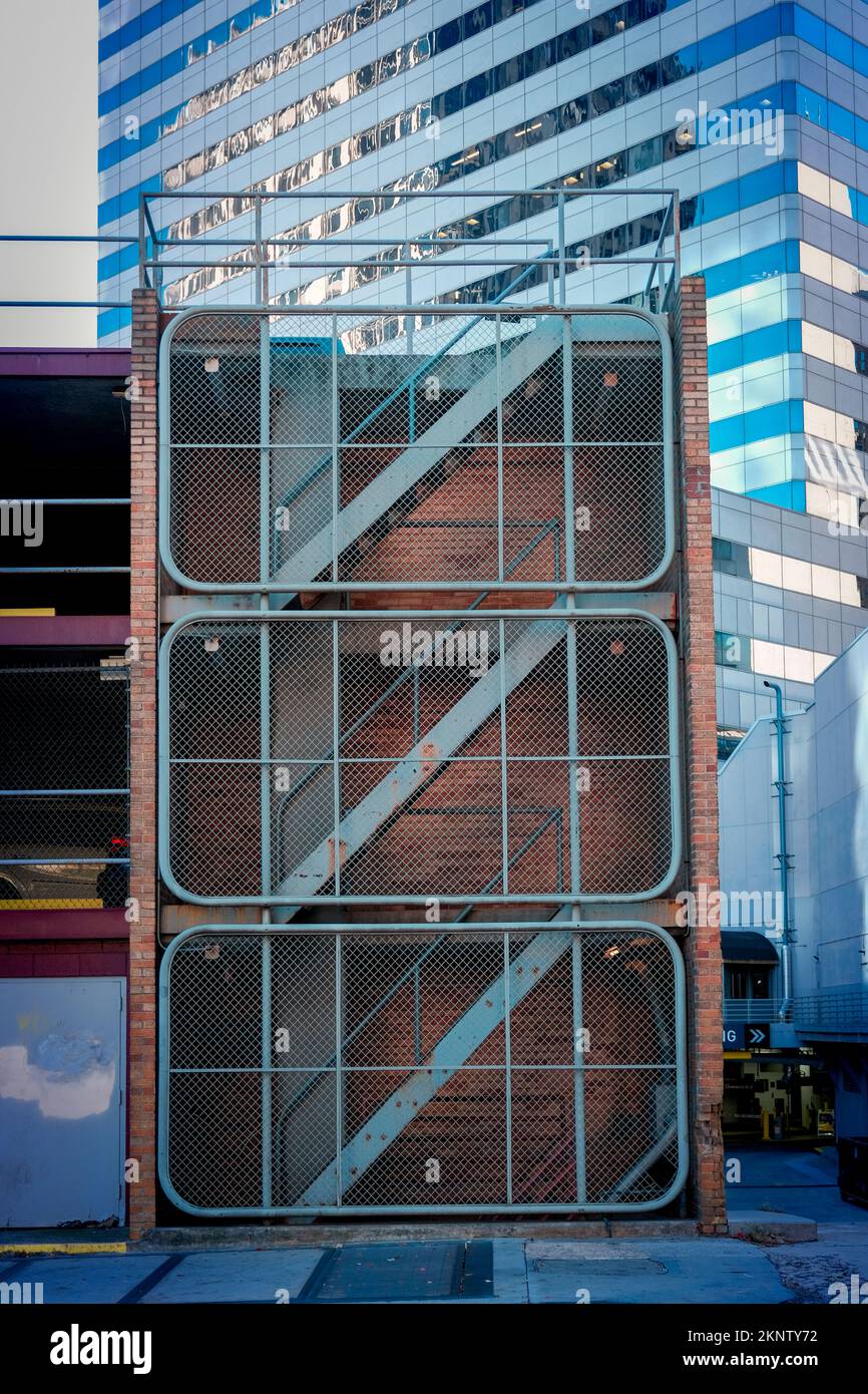 Escalier clôturé sur plusieurs niveaux menant au garage de stationnement dans le centre-ville. Banque D'Images