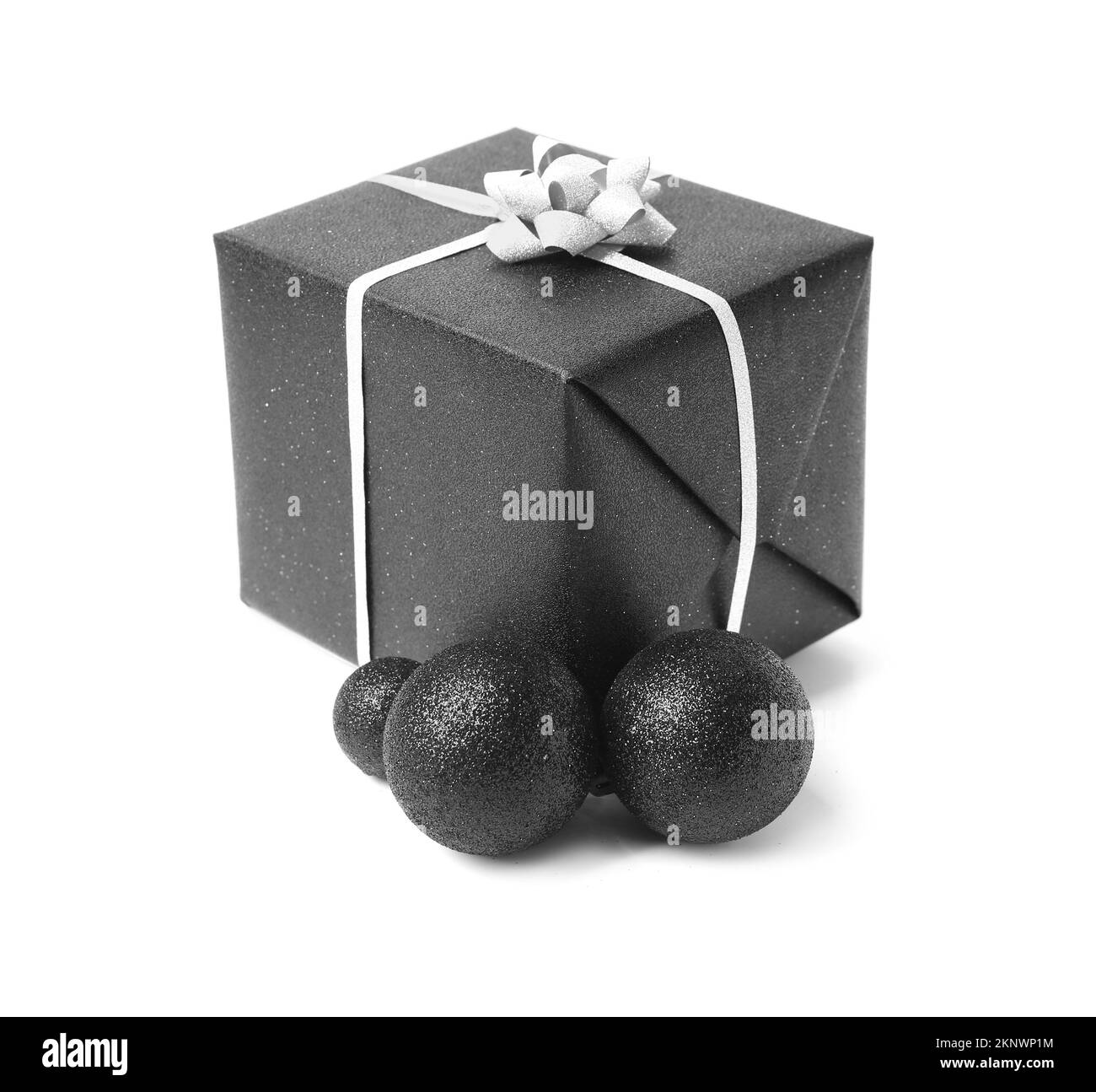 Boîte cadeau de Noël élégante et boules sur fond blanc Banque D'Images