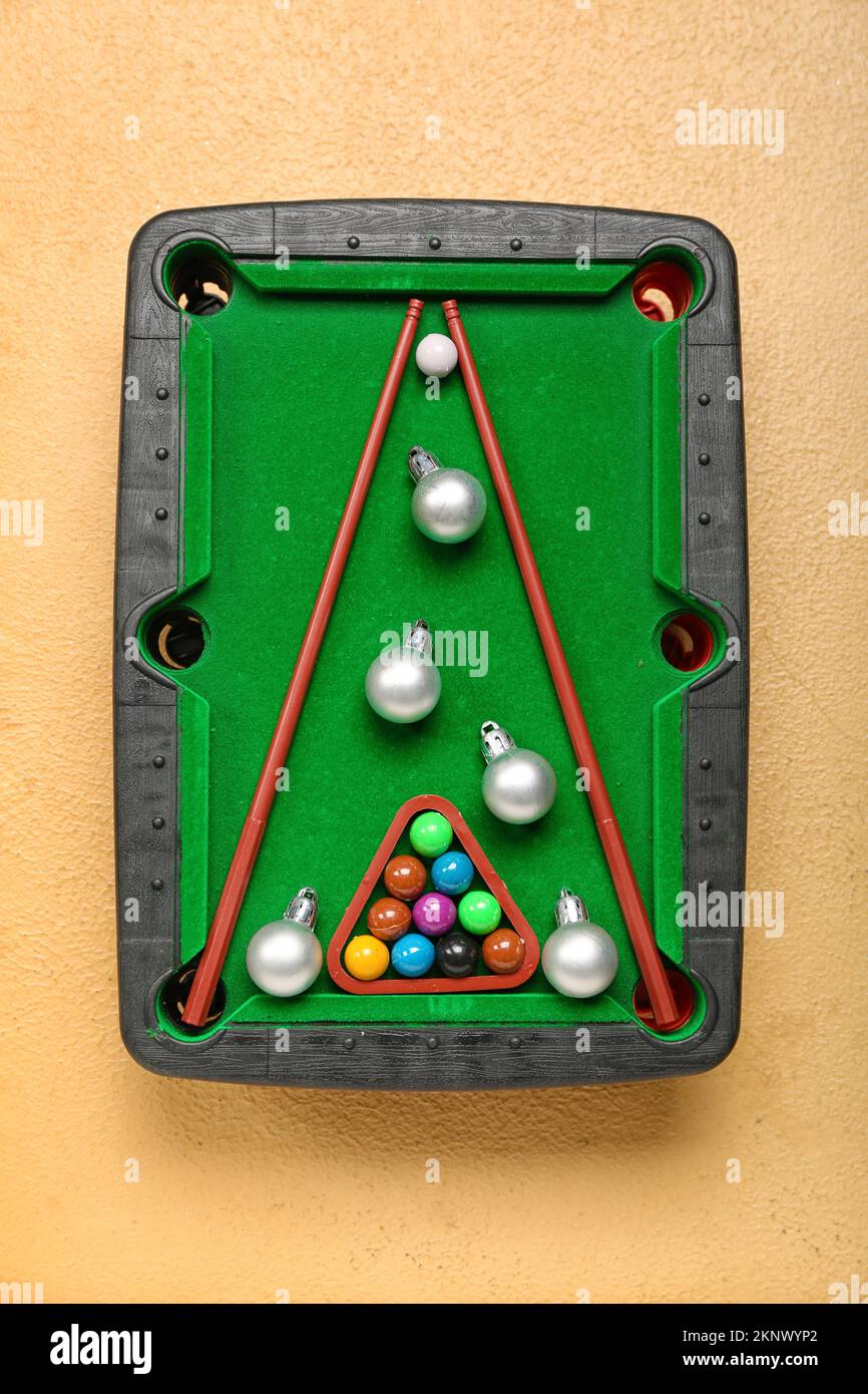 Arbre de Noël en jeu de billard sur fond beige Banque D'Images