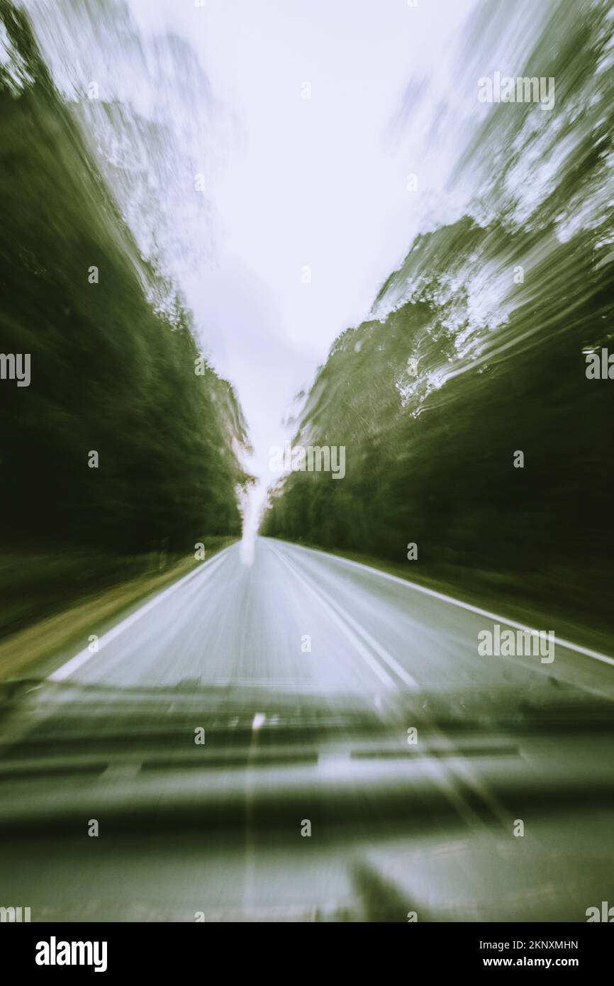 La visite verticale depuis le tableau de bord d'une voiture brouillent la vitesse du motionnement. Waratah, Tasmanie, Australie Banque D'Images