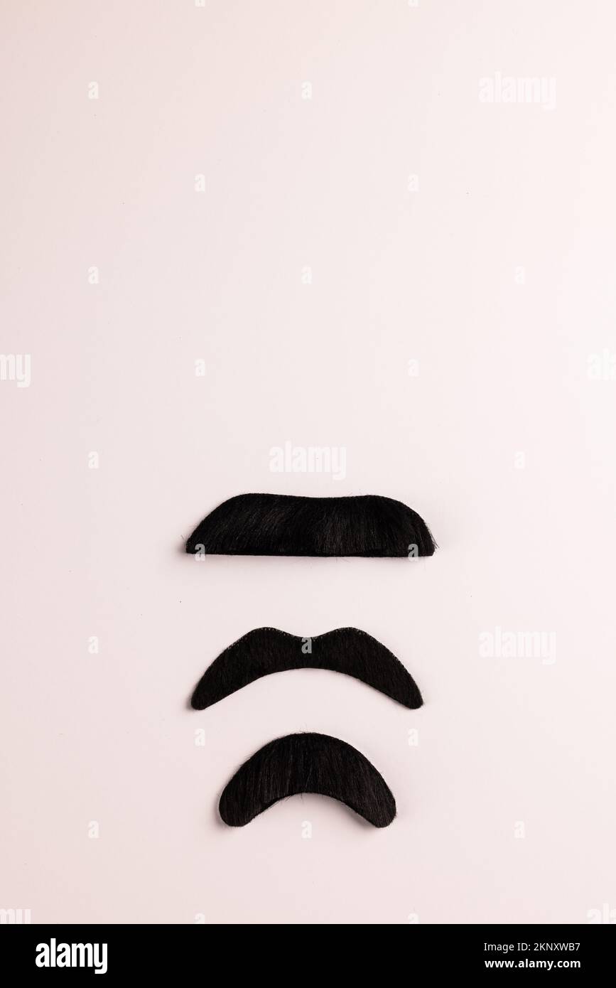 Composition de fausses moustaches sur fond blanc avec espace de copie Banque D'Images