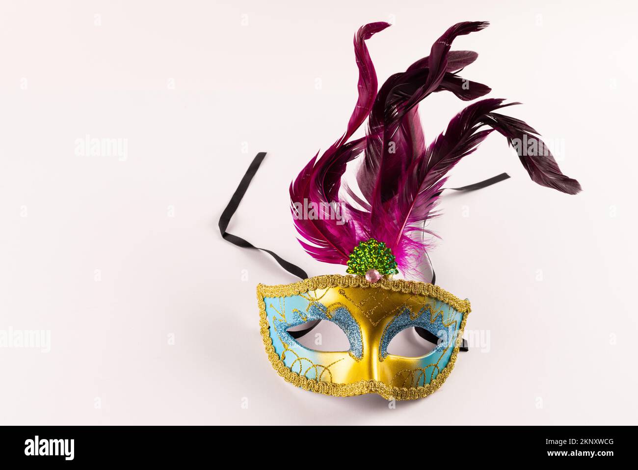 Composition de mardi gras coloré masque de carnaval avec des plumes sur fond blanc avec espace de copie Banque D'Images