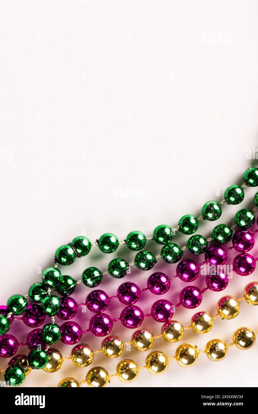 Composition de perles mardi gras colorées sur fond blanc avec espace de copie Banque D'Images