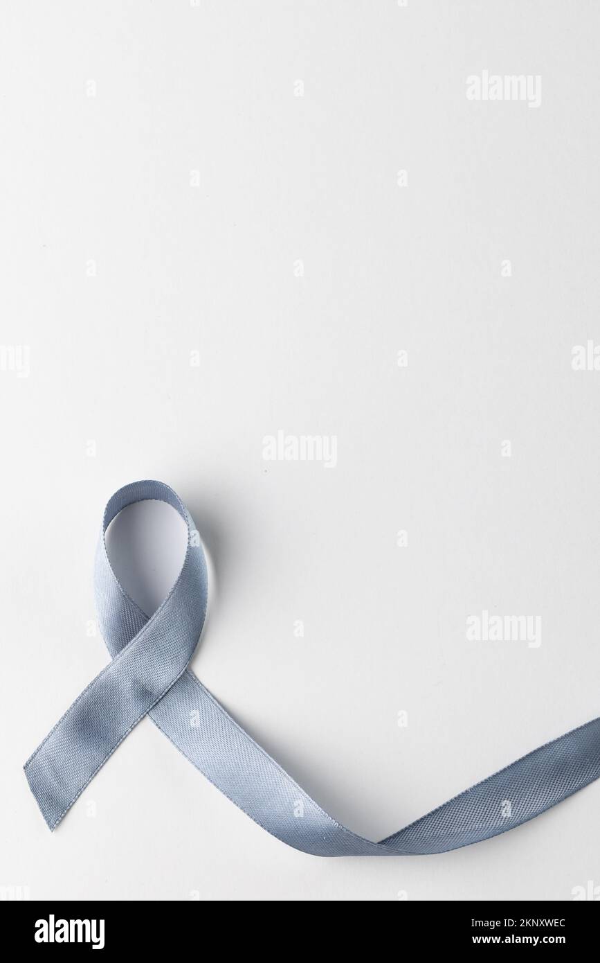 Composition verticale du ruban gris pour la sensibilisation au cancer, sur fond blanc avec espace de copie Banque D'Images