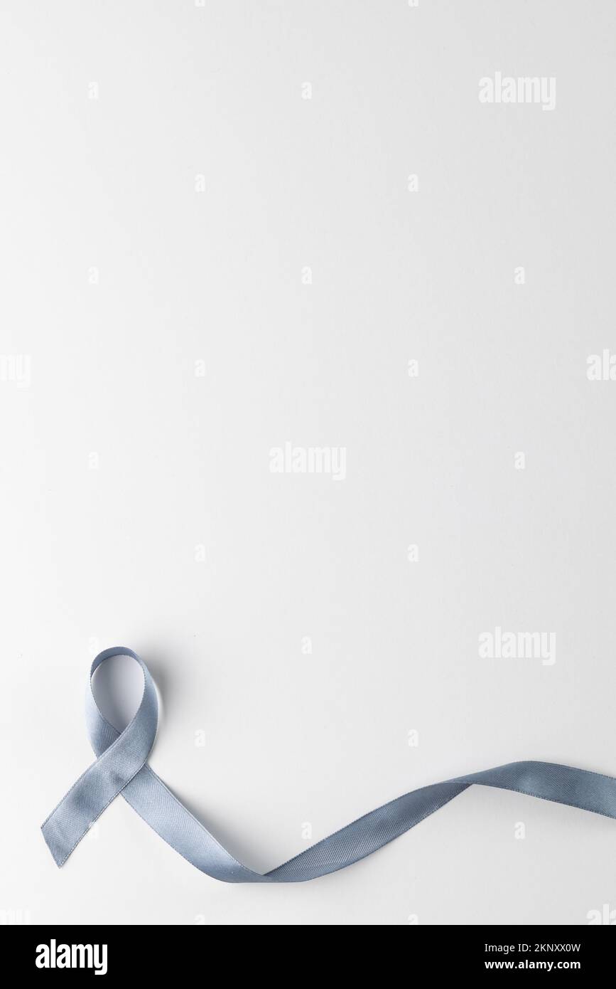 Composition verticale du ruban gris pour la sensibilisation au cancer, sur fond blanc avec espace de copie Banque D'Images