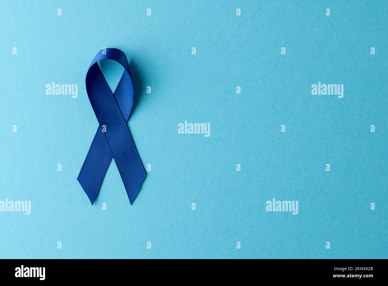 Composition d'un ruban bleu pour la sensibilisation au cancer de la prostate, sur fond bleu avec espace de copie Banque D'Images
