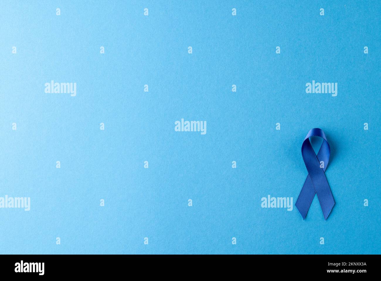Composition d'un ruban bleu pour la sensibilisation au cancer de la prostate, sur fond bleu avec espace de copie Banque D'Images