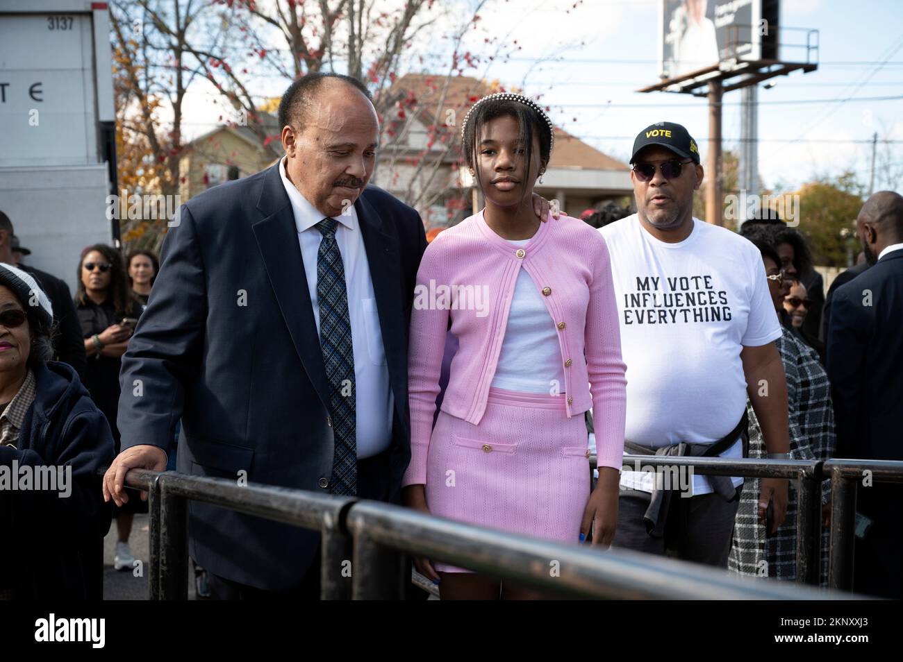 Atlanta, Géorgie, États-Unis. 27th novembre 2022. Des centaines de partisans du sénateur démocrate, le RÉVÉREND RAPHAEL WARNOCK, se sont rassemblés dans une église d'Atlanta pour un rassemblement de âmes aux urnes et se sont promets dans un lieu de vote précoce proche.photo : MARTIN LUTHER KING III marche avec sa fille Yolanda Renee King, 14 ans, sur la scène. Elle est de plus en plus présente dans les questions de droit de vote et de droit civil. (Credit image: © Robin Rayne/ZUMA Press Wire) Credit: ZUMA Press, Inc./Alamy Live News Banque D'Images