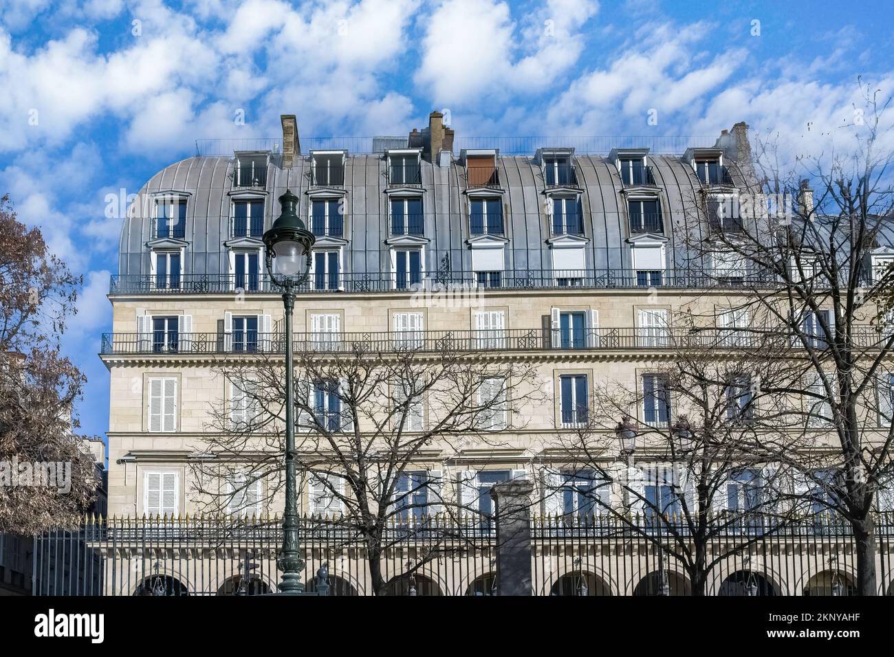 Paris, bâtiment typique avec lampadaire, façade parisienne rue de Rivoli Banque D'Images