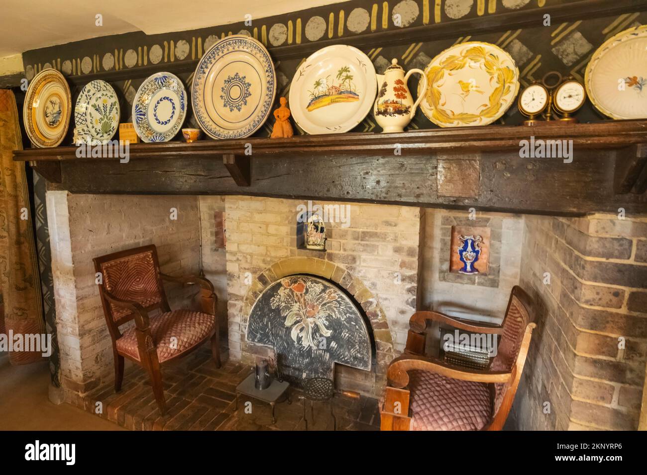 Angleterre, East Sussex, Firle, West Firle, Charleston House, La maison de Vanessa Bell et Duncan Grant, cheminée Banque D'Images